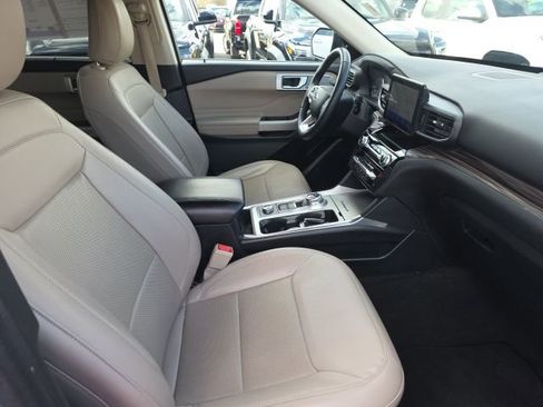 Used 2023 Ford Explorer Limited image 8
