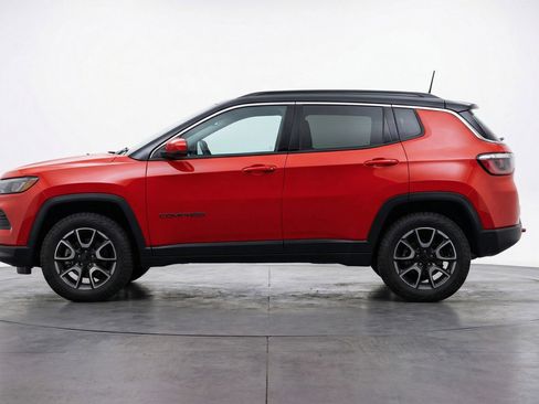 Used 2025 Jeep Compass Trailhawk image 5