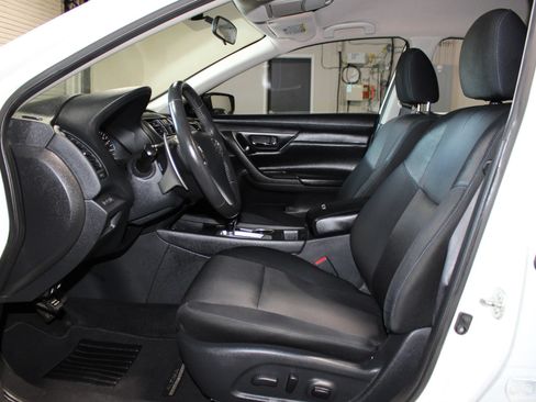 Used 2017 Nissan Altima 2.5 SR w/ Midnight Edition Package FWD image 9