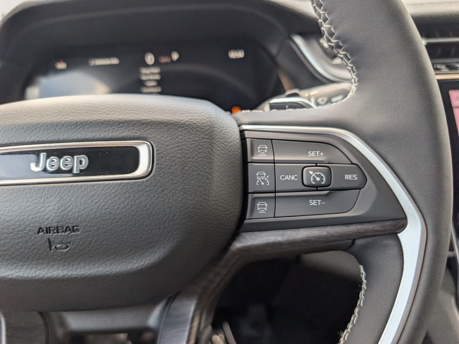 Used 2023 Jeep Grand Cherokee Limited AWD/4WD image 24
