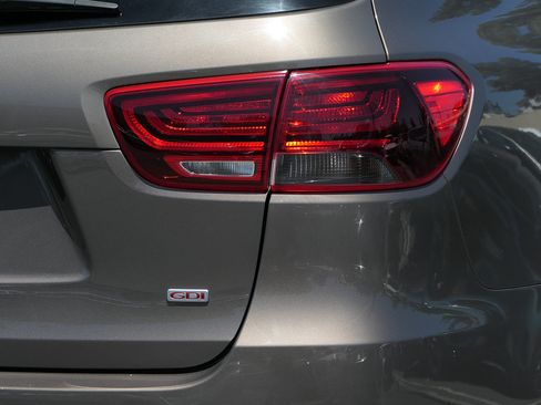 Used 2019 Kia Sorento FWD image 4