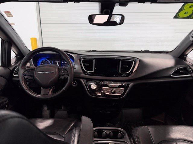 Used 2018 Chrysler Pacifica Touring-L w/ Premium Audio Group FWD image 30
