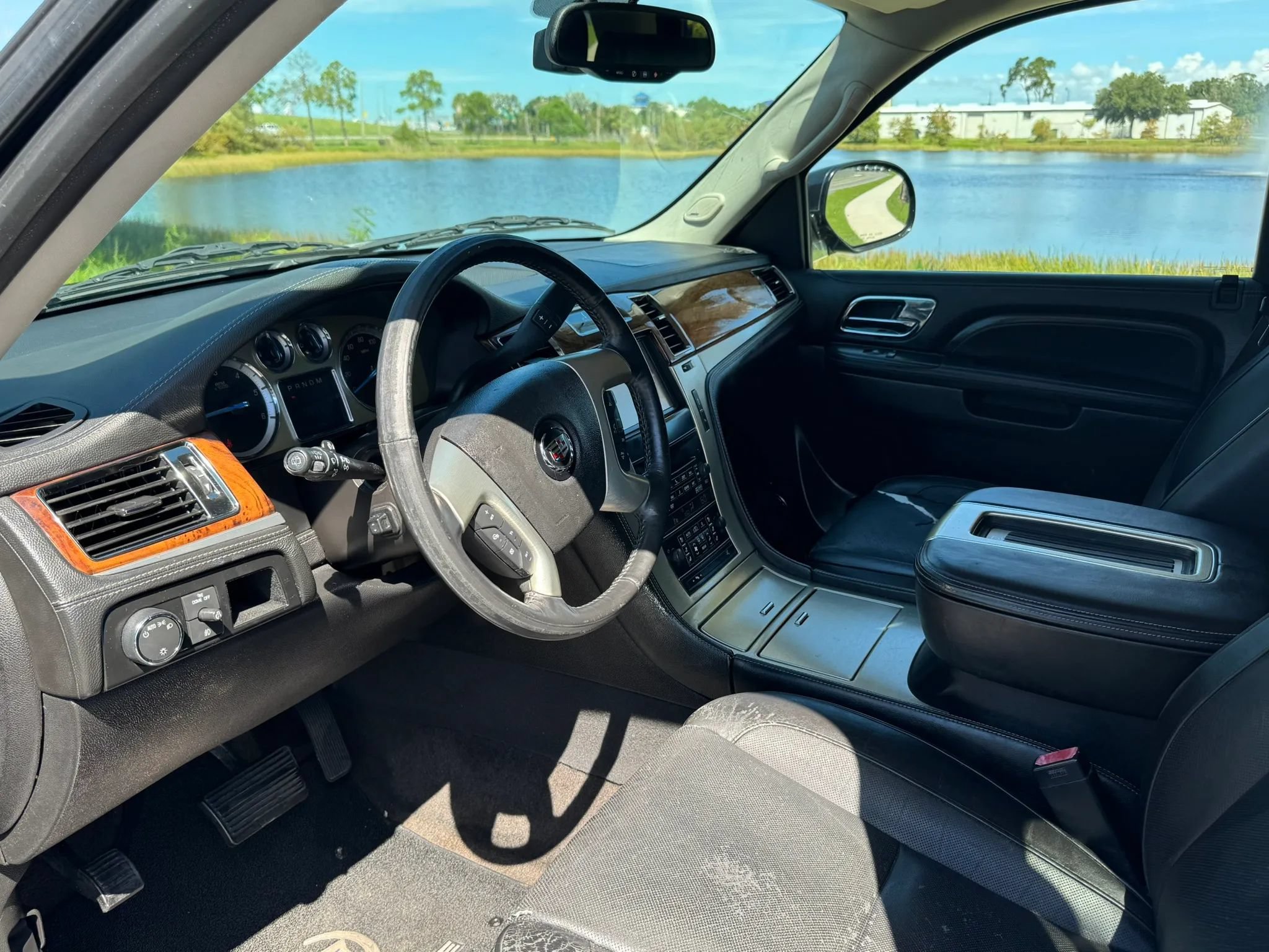 Used 2012 Cadillac Escalade Platinum RWD image 11
