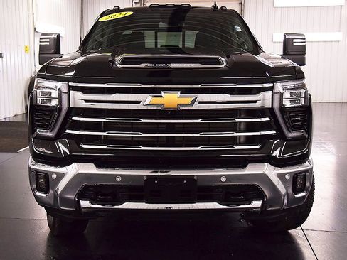 Used 2024 Chevrolet Silverado 2500 LTZ w/ LTZ Convenience Package AWD/4WD image 2