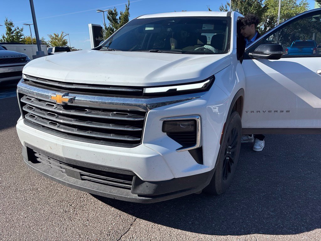 Used 2025 Chevrolet Traverse LT FWD image 2