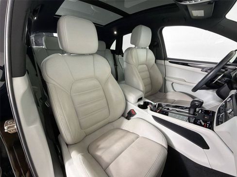 Certified 2023 Porsche Macan AWD/4WD image 28