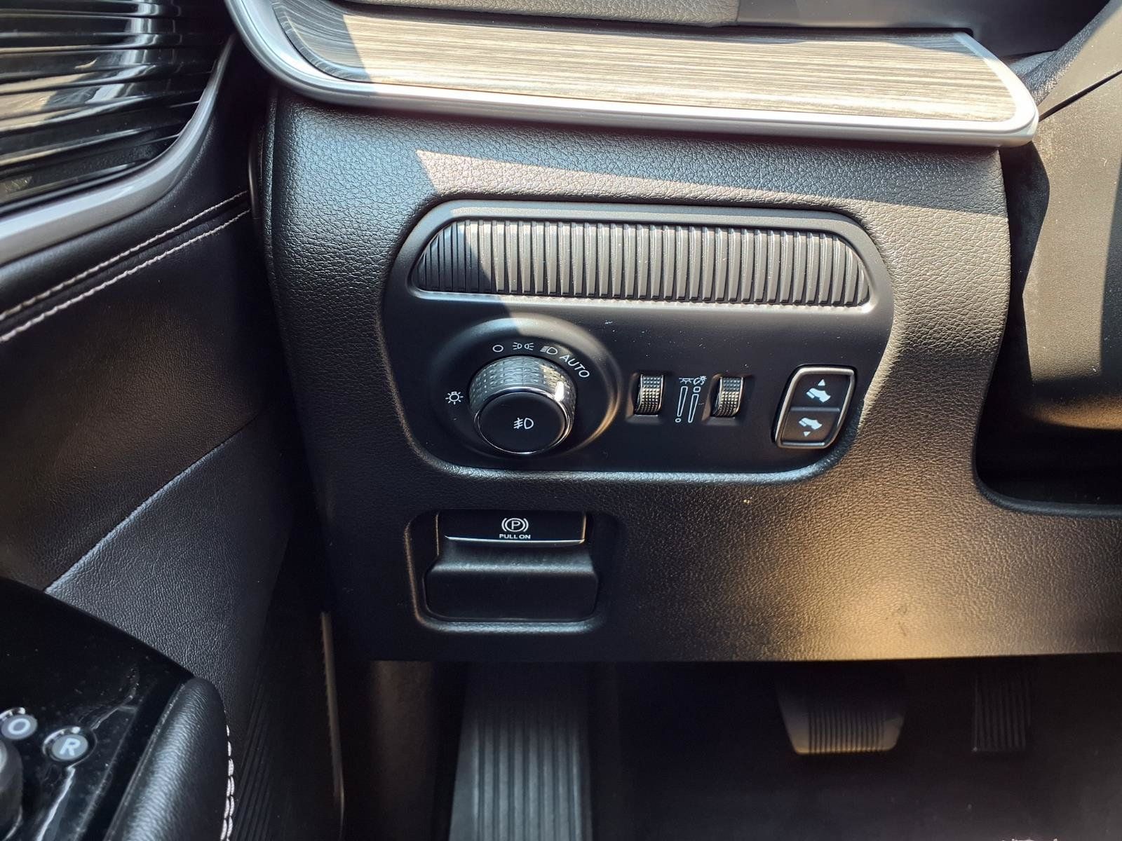 Used 2024 Jeep Wagoneer L Series II RWD image 9