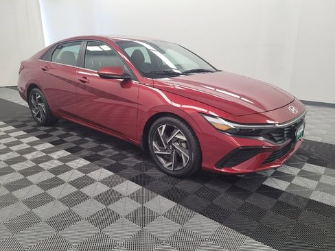 Used 2024 Hyundai Elantra SEL w/ Convenience Package FWD image 11