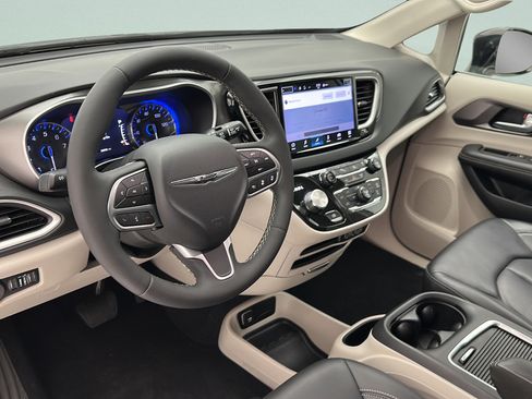 Used 2024 Chrysler Pacifica Touring-L FWD image 12