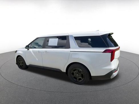 Used 2026 Kia Carnival FWD image 9