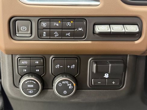 Used 2023 Chevrolet Tahoe High Country w/ Advanced Technology Package AWD/4WD image 29