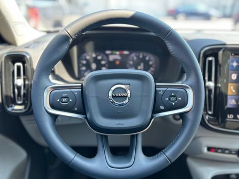 Used 2021 Volvo XC40 T5 Momentum w/ Premium Package AWD/4WD image 11
