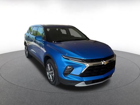 Used 2025 Chevrolet Blazer LT FWD image 3