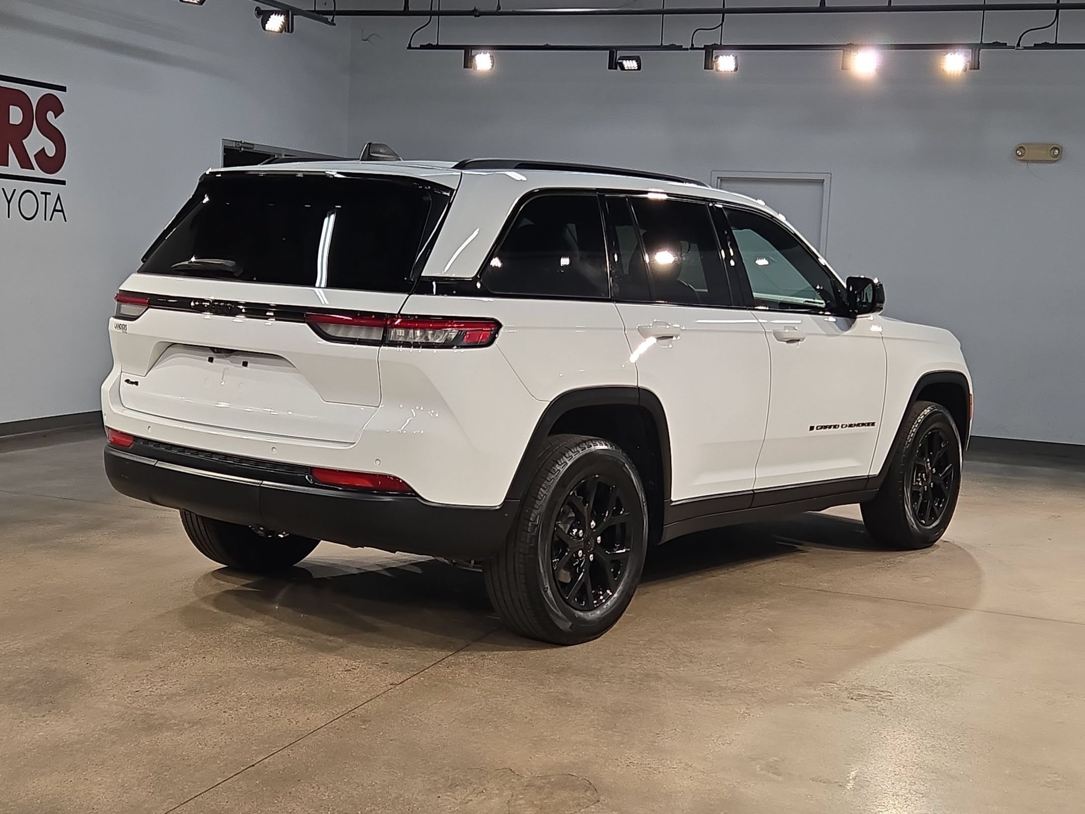 Used 2025 Jeep Grand Cherokee Altitude AWD/4WD image 7
