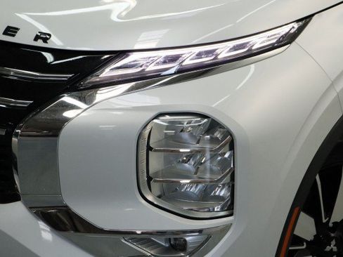 New 2026 Mitsubishi Outlander SE FWD image 2