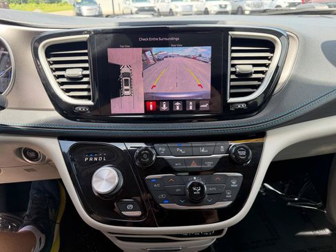 Used 2021 Chrysler Pacifica Touring-L FWD image 31