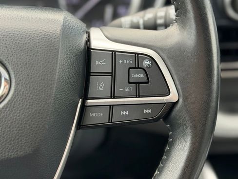 Used 2022 Toyota Highlander XLE AWD/4WD image 19