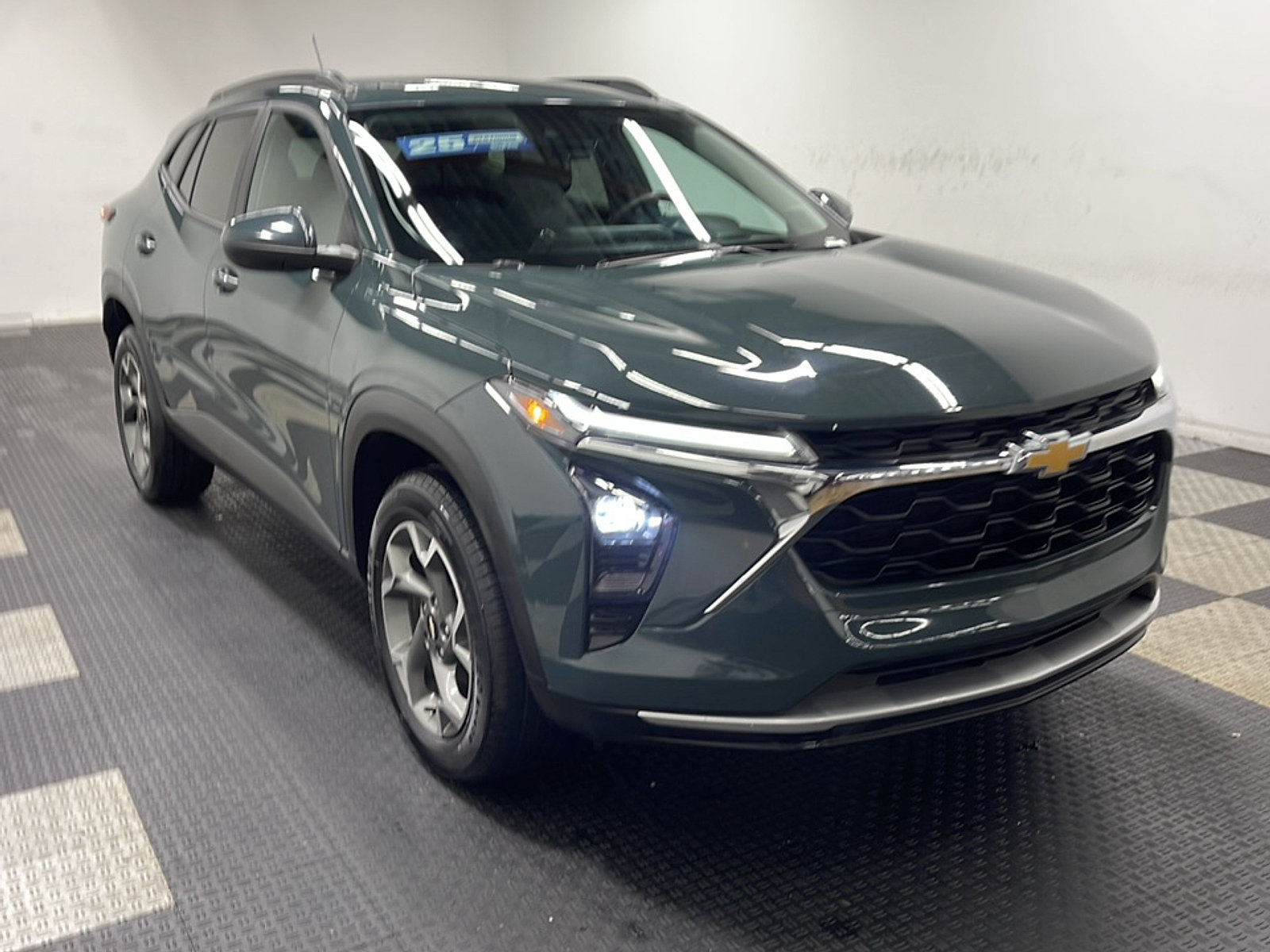 Used 2025 Chevrolet Trax LT FWD image 23