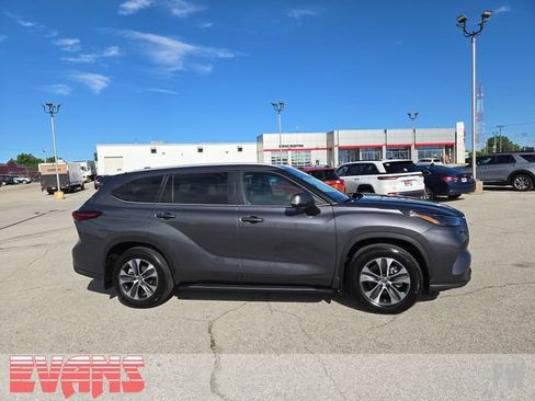 Certified 2024 Toyota Highlander XLE AWD/4WD image 2