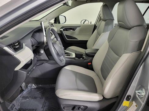 Used 2019 Toyota RAV4 XLE Premium image 14