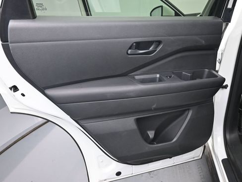 Used 2023 Nissan Pathfinder SV image 14