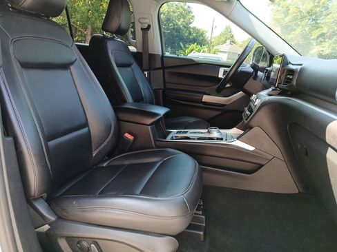 Used 2022 Ford Explorer XLT w/ Equipment Group 202A RWD image 19