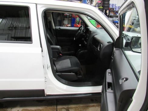 Used 2014 Jeep Patriot Latitude w/ Sun/Sound Group image 19