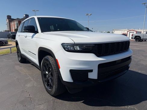 Used 2025 Jeep Grand Cherokee L Laredo RWD image 5