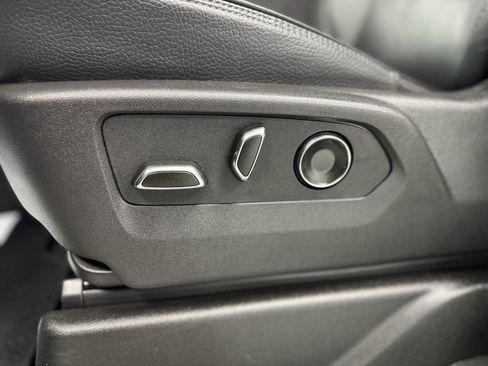 Used 2025 GMC Yukon XL Denali image 17