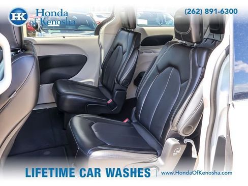 Used 2024 Chrysler Pacifica Touring-L FWD image 11