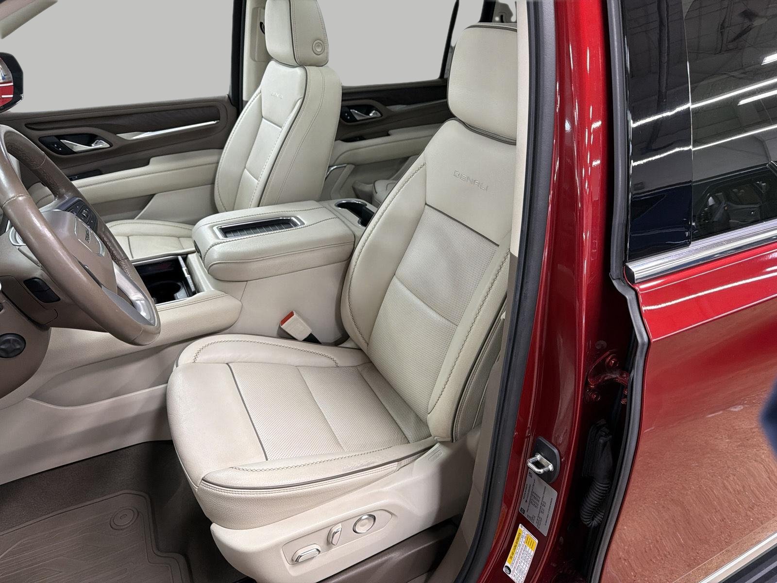 Used 2021 GMC Yukon XL Denali w/ Denali Premium Package AWD/4WD image 23