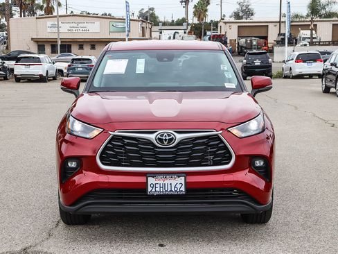 Used 2023 Toyota Highlander LE image 2