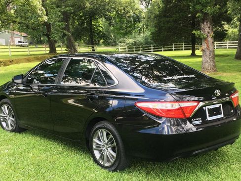 Used 2017 Toyota Camry SE w/ Moonroof Package FWD image 3