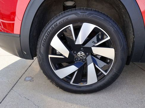 Certified 2025 Volkswagen Atlas Cross Sport SE w/ Panoramic Sunroof Package image 9