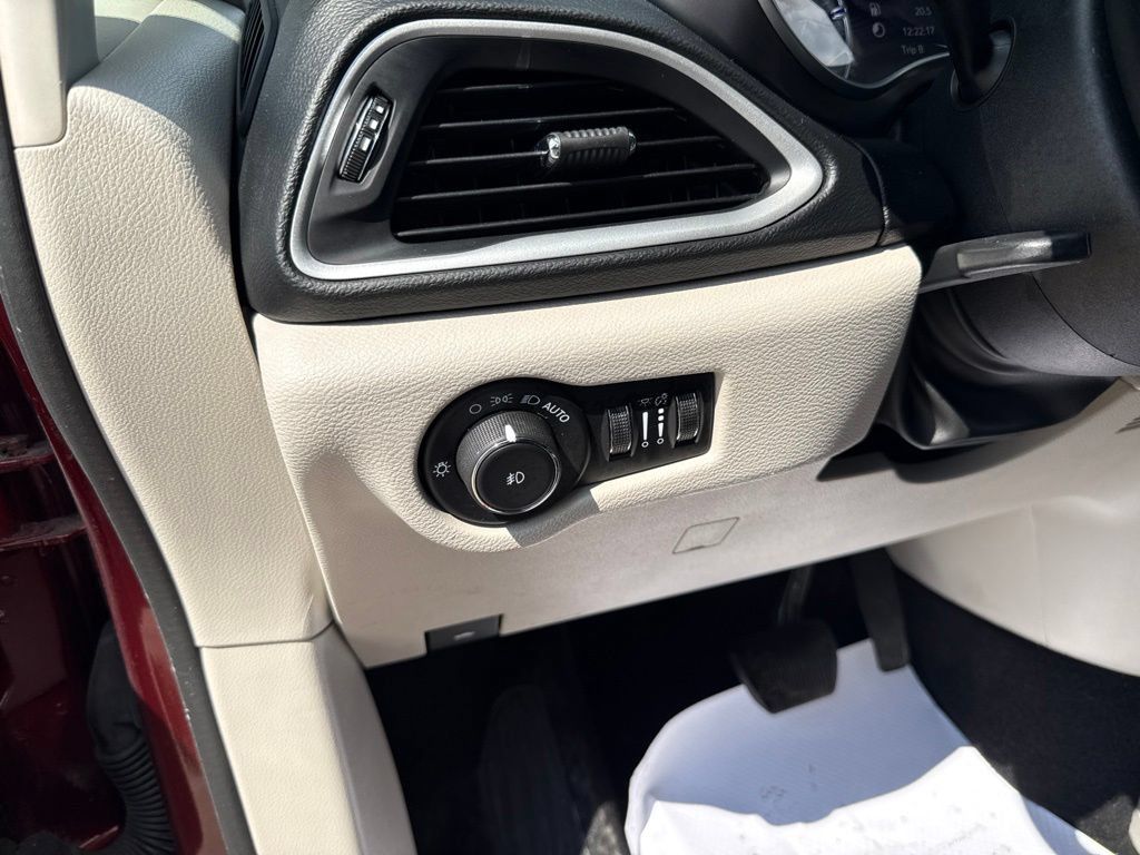 Used 2020 Chrysler Pacifica Touring-L Plus FWD image 31