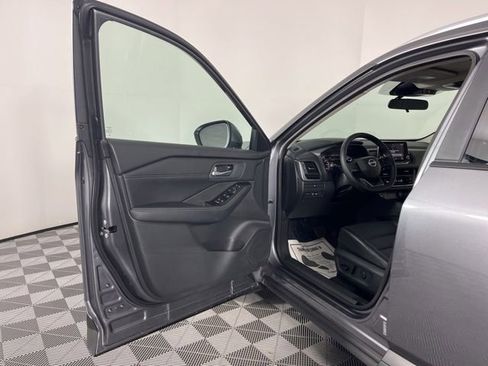 Used 2025 Nissan Rogue SV w/ SV Premium Package FWD image 18