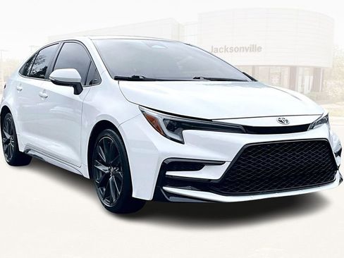 Used 2023 Toyota Corolla SE w/ SE Package FWD image 3