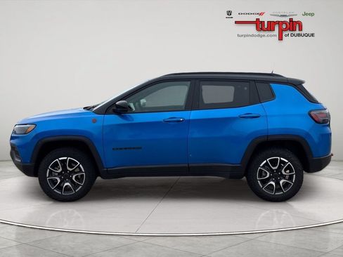 Used 2025 Jeep Compass Trailhawk w/ Trailhawk Elite Group AWD/4WD image 2