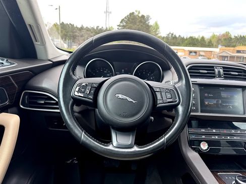 Used 2017 Jaguar F-PACE Prestige AWD/4WD image 14