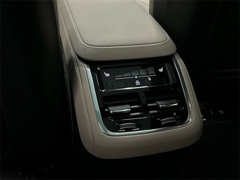 Certified 2025 Volvo XC90 B6 Plus image 25