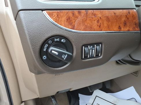 Used 2015 Chrysler Town & Country Touring FWD image 17