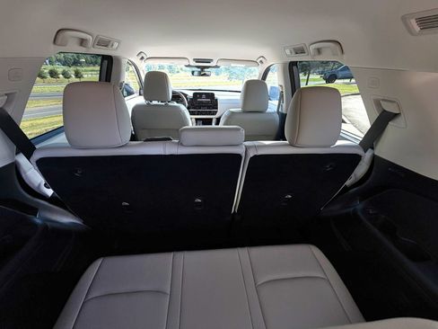Used 2025 Nissan Pathfinder SL FWD image 29