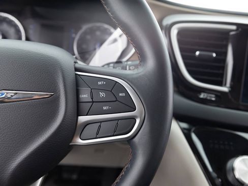 Used 2018 Chrysler Pacifica Touring-L w/ Premium Audio Group FWD image 37