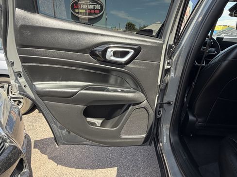 Used 2023 Jeep Compass Latitude AWD/4WD image 11