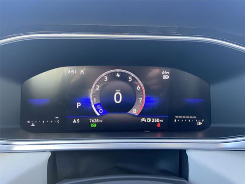 Used 2025 Volkswagen Taos SE w/ Panoramic Sunroof Package image 9