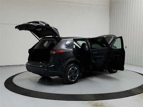 Used 2024 Nissan Rogue SV w/ SV Premium Package image 15