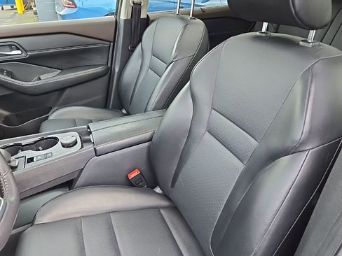 Used 2023 Nissan Rogue SV w/ SV Premium Package image 15