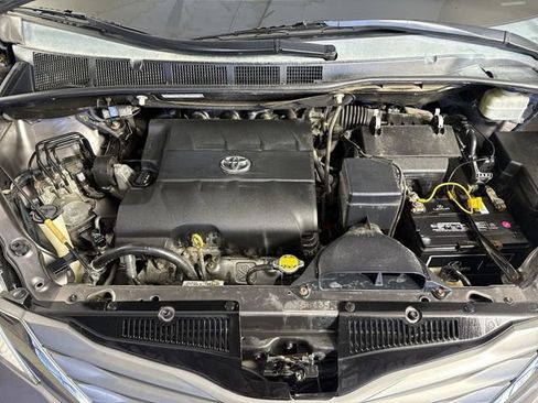 Used 2013 Toyota Sienna XLE image 28
