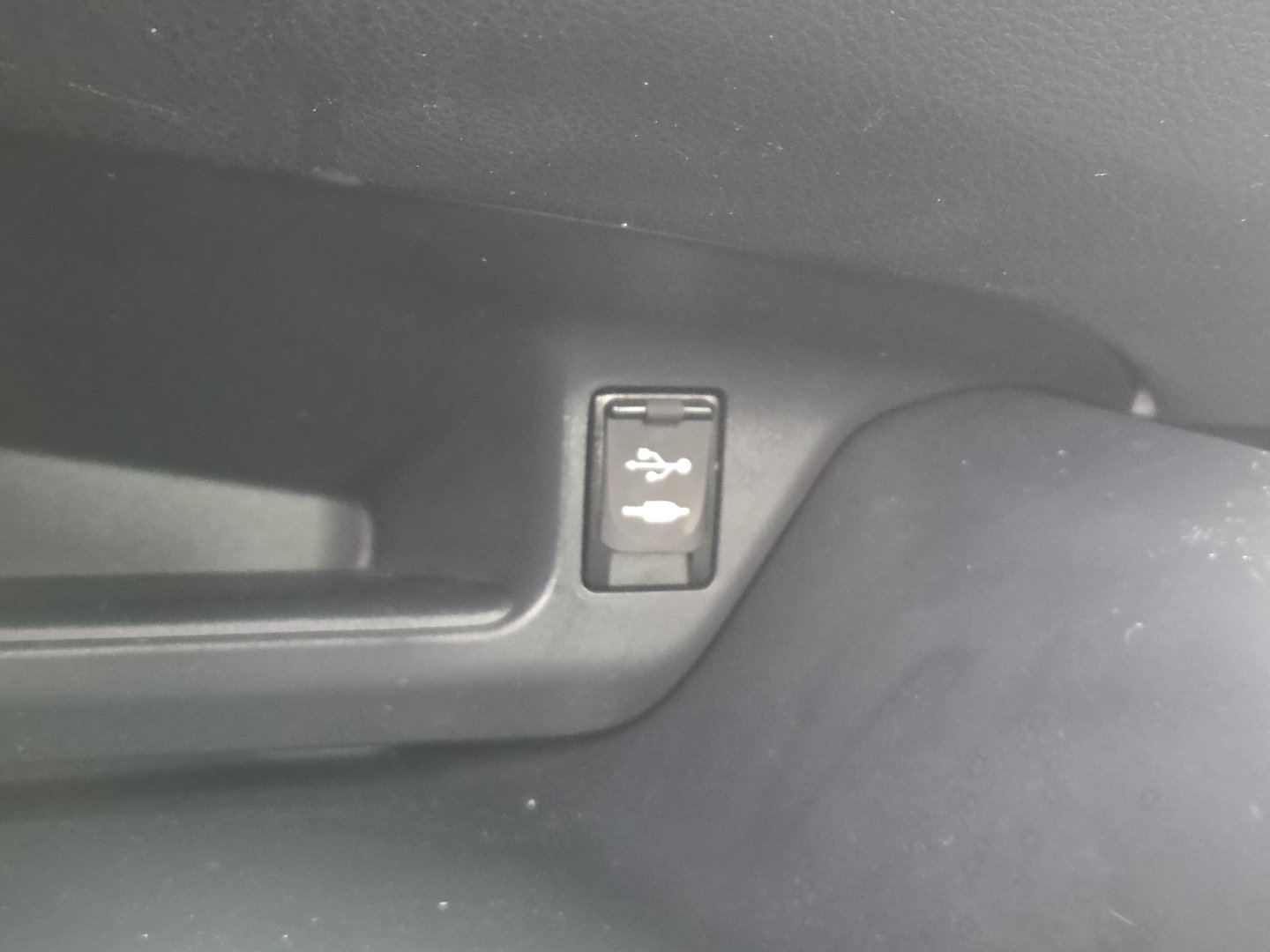 Used 2019 Toyota C-HR LE FWD image 4