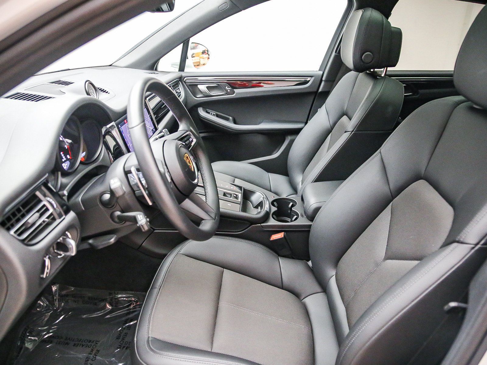 Certified 2025 Porsche Macan AWD/4WD image 23